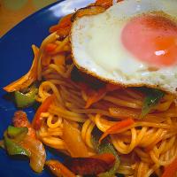 大人ナポリタン目玉焼き添え