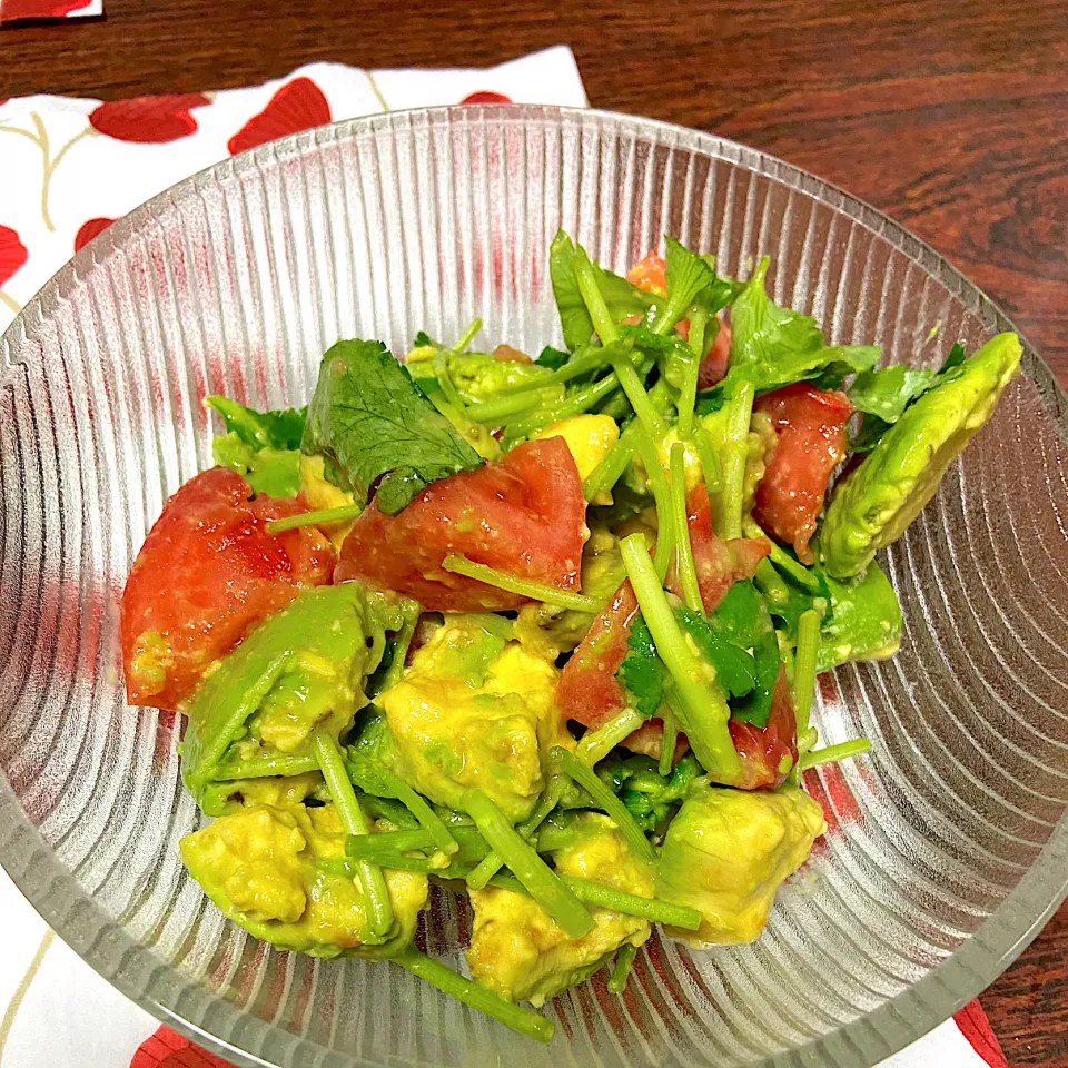 ミツバとアボカド🥑トマトのサラダ|ネコさん