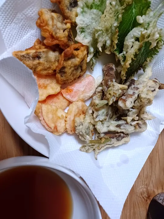 Snapdishの料理写真:狸の宴シリーズ
今宵は和食です

[先付]
もずく酢
菜の花の辛子和え
※狸特製出汁引いてます

[向付]
黄肌鮪のお造り

[酒の御摘まみ]
烏賊フェ(スルメ版)
※狸特製チョジャン

[揚物/天婦羅]←写真の物
タラの芽/海老/椎茸/大葉/人参
※旬のタラの芽は堪りませぬ💖
※勿論、天露はちゃんと狸が引いてます。

[〆]※予定
ざる蕎麦

いつもは先に天婦羅を揚げちゃうんだけど
今日は肴が多いので今揚げました。
正直、マンドクサイ(；ω；)
|タヌキさん