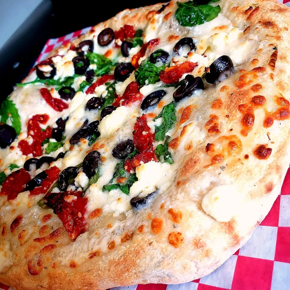 Greek-ish
~sundried tomatoes, Parmesan sauce, black olives, baby spinach, Asiago, & feta on crispy, chewy homemade sourdough crust 😋|Earl Pearsonさん