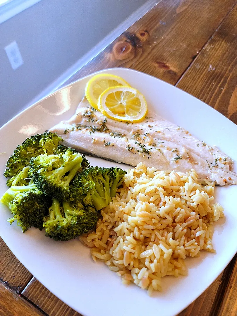 Garlic dill rainbow trout with lemon and steamed broccoli and rice|Travis Stoneさん