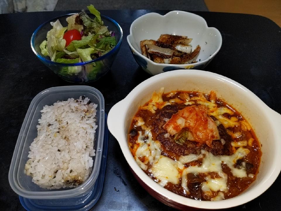キムチ煮込みハンバーグチーズトッピング（ダッカルビチーズをヒント）・焼き竹輪ゆかり和え・サラダを食して夜勤に備えます