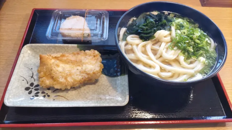 かけうどん大盛にかしわ天
おこわのおにぎりひとつ付けて¥850
＠讃岐うどん 源八

いつも混んでますが入れないことはないです。
美味いねですよ😃|kamekameさん