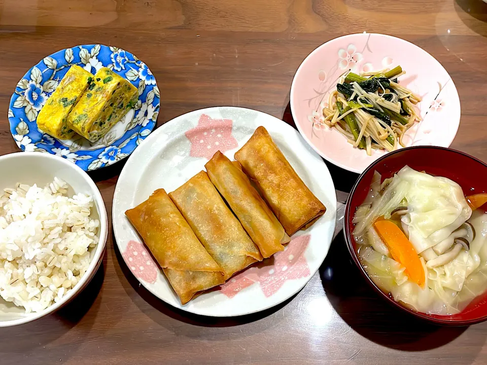 冷凍春巻き　キャベツとワンタンのスープ　えのきとほうれん草のバタポン炒め　白子とネギ揚げ玉の卵焼き|おさむん17さん