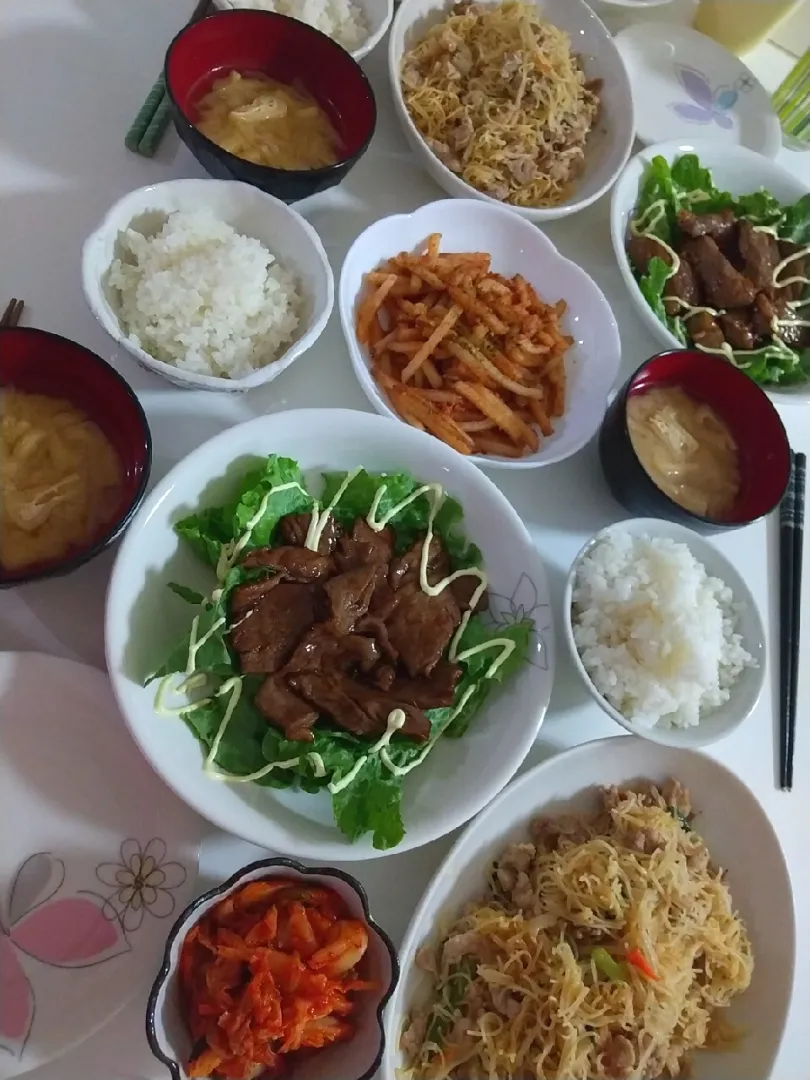 夕食(*^^*)
黒毛焼き肉ロース&サラダ🥗
たらこポテトのバター醤油炒め
ビーフン
キムチ
お味噌汁(大根、油揚げ)|プリン☆さん