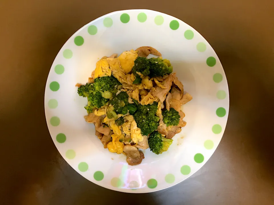 ブロッコリーと豚肉の卵炒め|ばーさんさん