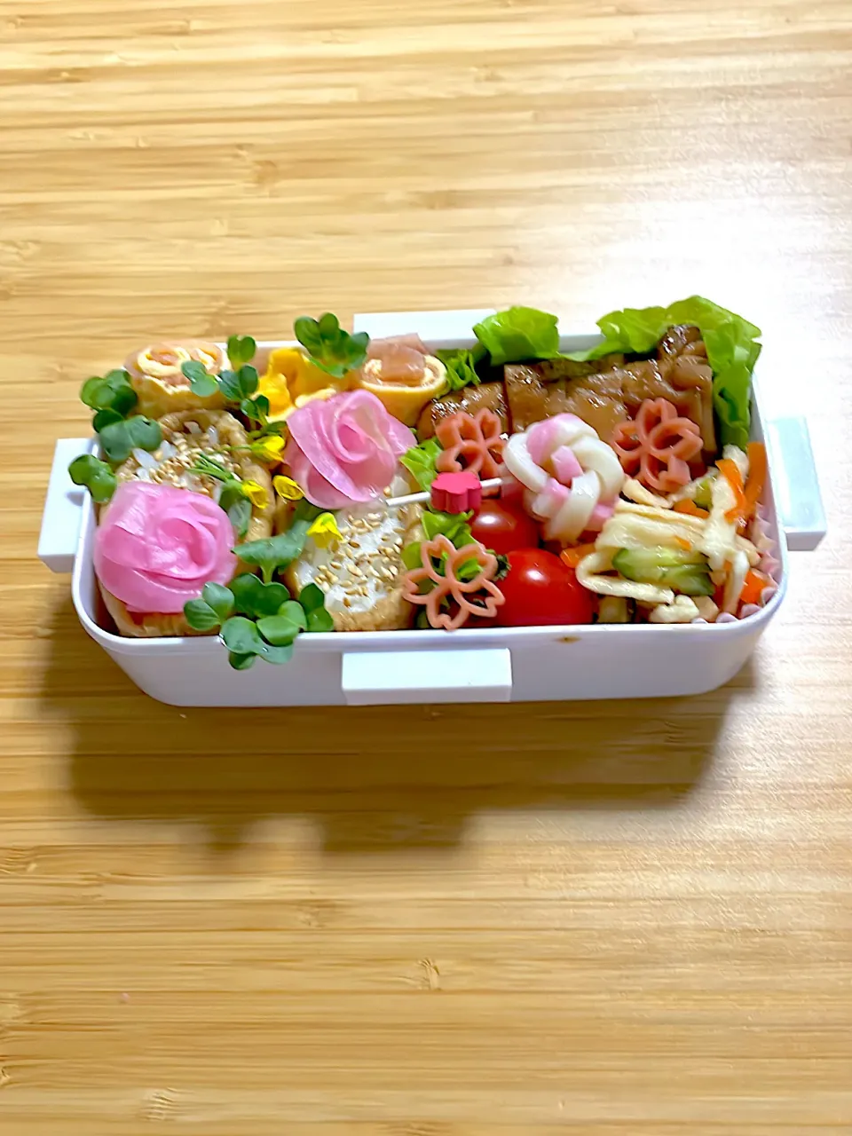 #お花見弁当 稲荷寿司 若鶏照り焼き 切り干し大根のサラダ 卵焼き ミニトマト 蒲鉾 桜パスタ|akkiyさん