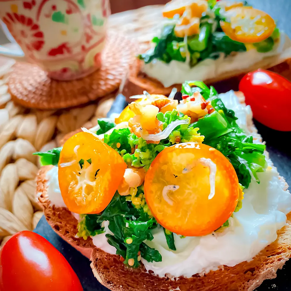 菜の花と金柑🍊のタルティーヌ🥪|にゃんぺこさん