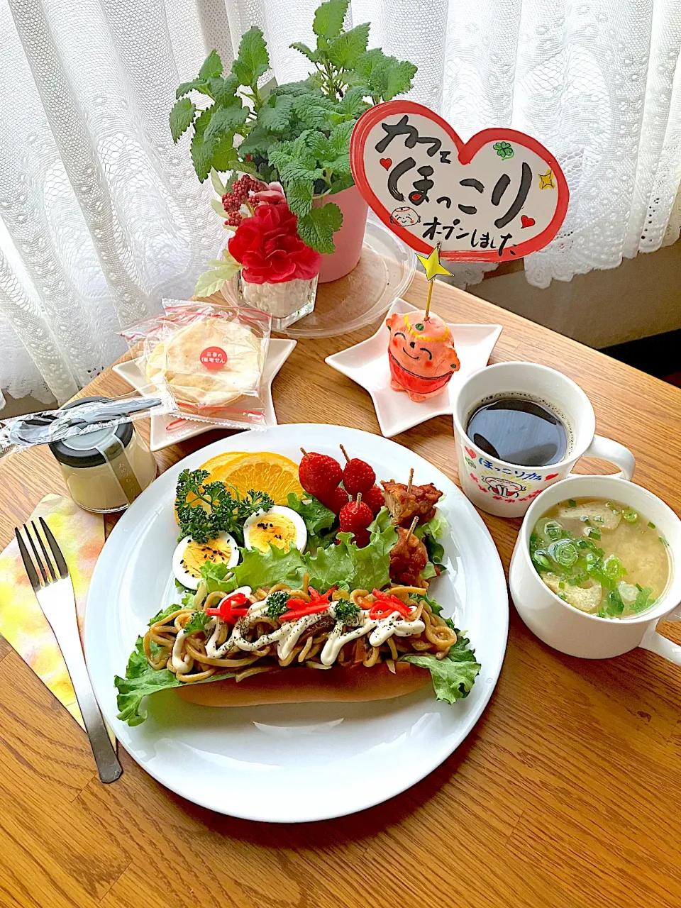 Snapdishの料理写真:ほっこりカフェオープンしました💖ホットドッグ焼きそばパン🍞☕️出来上がり^ - ^💕♫|HAMI69さん