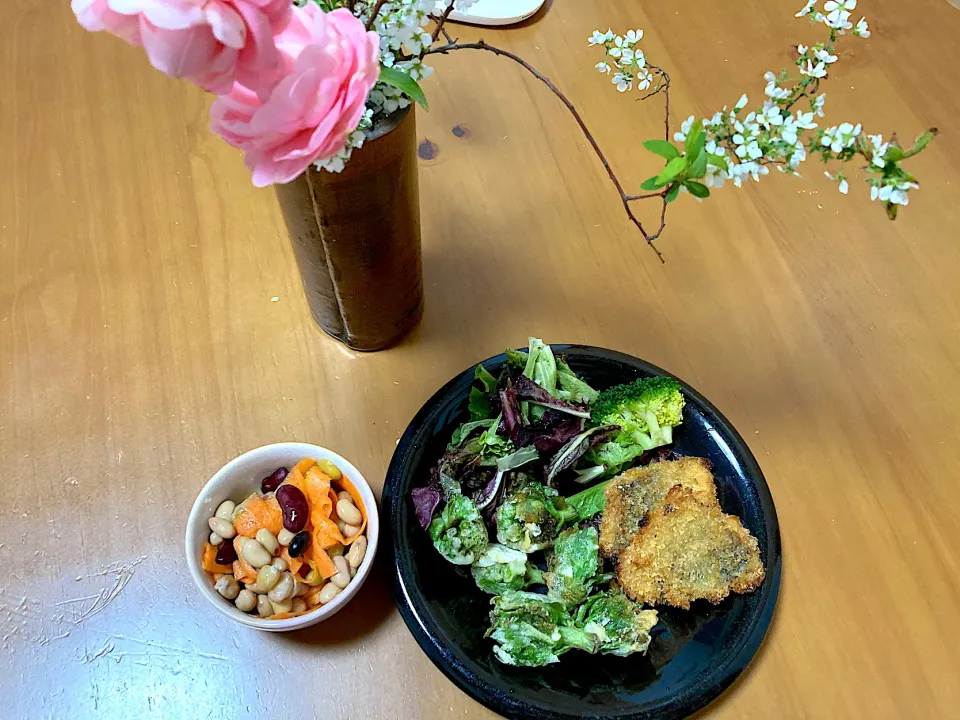 蕗の薹の天麩羅♡鯖のフライ♡人参とお豆のサラダ|さくたえさん