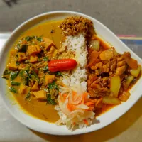 Snapdishの料理写真:タケノコとほうれん草のミックスダルーカレー+バターチキンカレーのあいがけカレwithタコさんウインナー🐙|ふじわらたくやさん