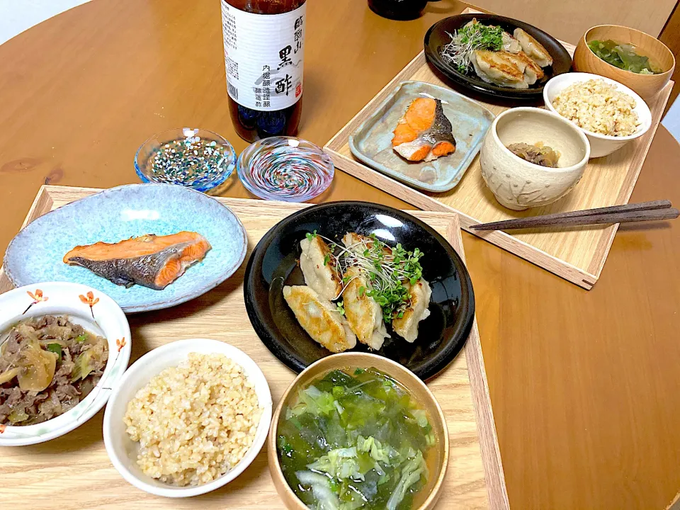 手作り皮のキノコとニラと白菜のニンニク餃子🥟〜臨醍山黒酢で、焼き鮭、甘酒入りお野菜たっぷり食べるお味噌汁、牛肉のしぐれ煮、発芽玄米ご飯(❛ᴗ❛人)✧|さくたえさん