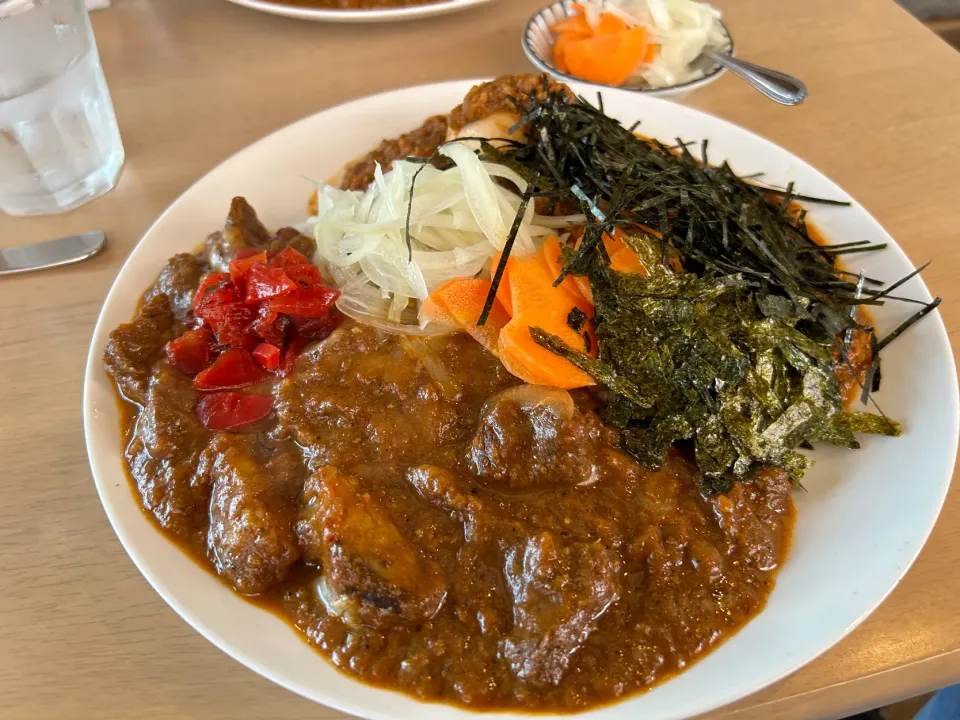 大辛ビーフチーズ🐮🧀と極辛キーマクラシックのりだくのあいがけ🍛🔥💣味玉トッピング🥚ピクルスマシマシ🥒|buhizouさん