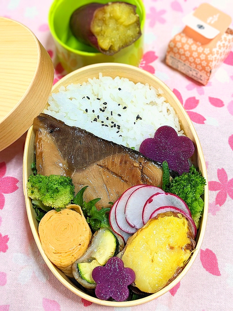 本日のお弁当〜鰤の照り焼きとズッキーニの豚肉巻カレー風味弁当