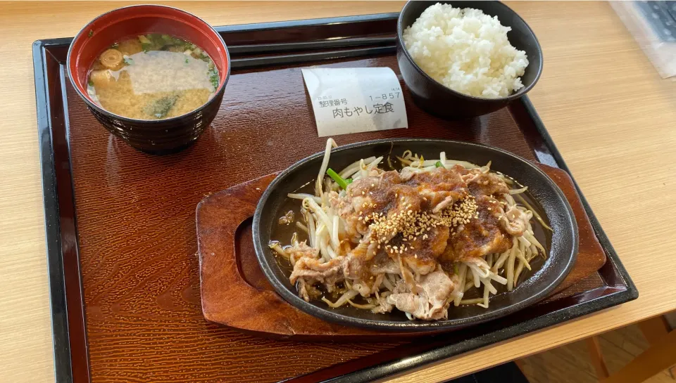 浜名湖SAの海の見えるレストランで肉もやし炒め定食|Morito Kamiyaさん