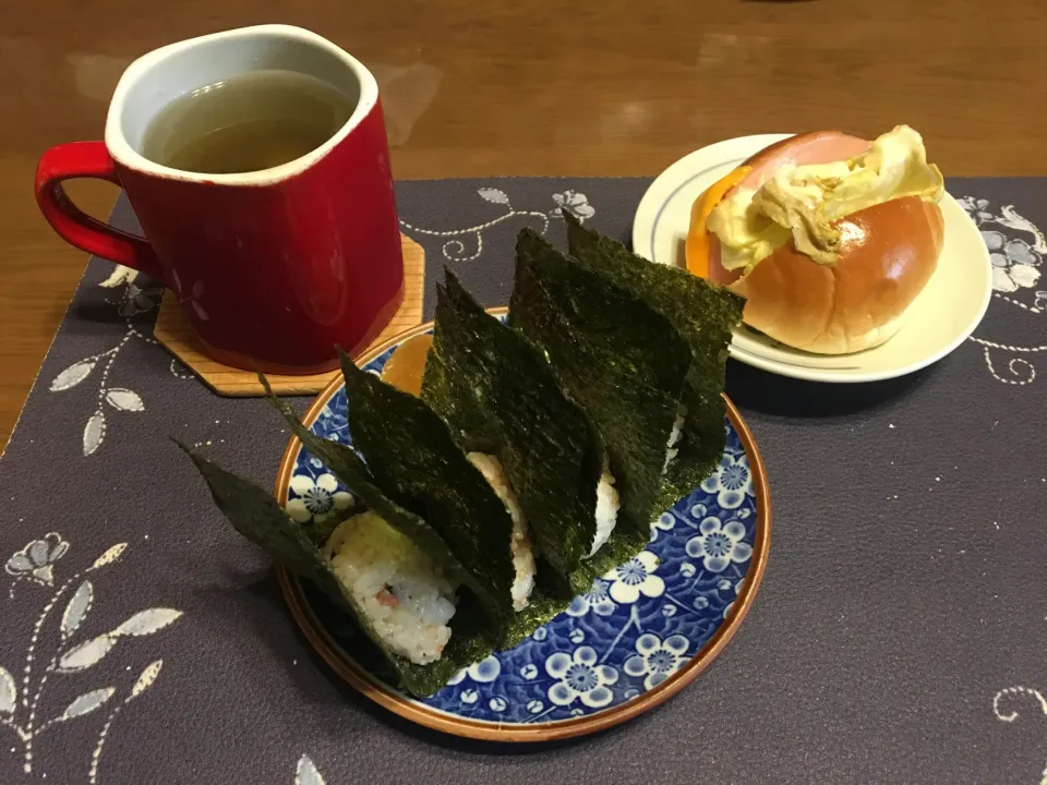 おにぎりと焼いたロールパンサンドイッチ(朝ご飯)|enarinさん