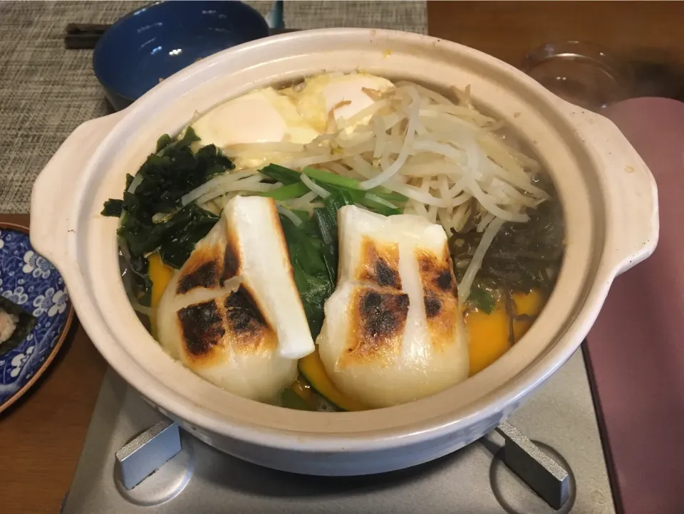 Snapdishの料理写真:鍋焼きうどんとおにぎり(昼飯)|enarinさん