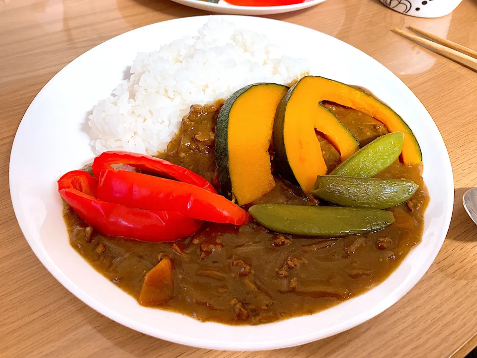 蒸し野菜をのせたカレー。|よっしーさん