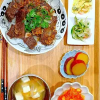 ステーキ丼 大豆と鶏肉のトマト煮 さつまいものレモン煮 ブロッコリーカニカマタマゴマヨ和え きゅうりともやしの中華和え|mika,inoさん