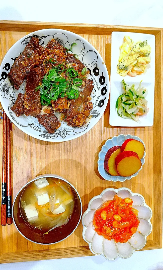 Snapdishの料理写真:ステーキ丼 大豆と鶏肉のトマト煮 さつまいものレモン煮 ブロッコリーカニカマタマゴマヨ和え きゅうりともやしの中華和え|mika,inoさん