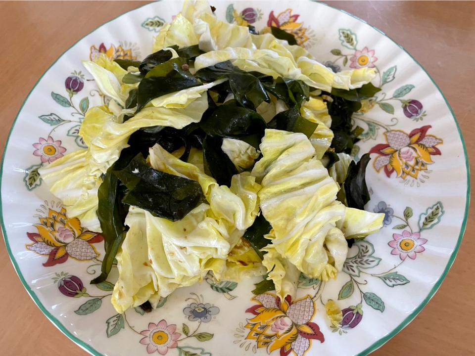 春キャベツと春わかめのにんにくアンチョビ炒め