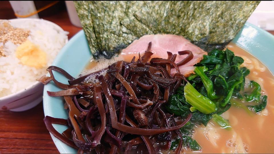 【2015年創業】
横浜家系らーめん武蔵家 大山店
ラーメン並 (麺柔かめ/味普通/
油少なめ、650円)
＋きくらげ (60円)
＋のり (5枚、50円)
＋ライス (セルフ、無料、食べ放題)
@大山2分
(赤羽からママチャリ26分)
23058 (59,469)