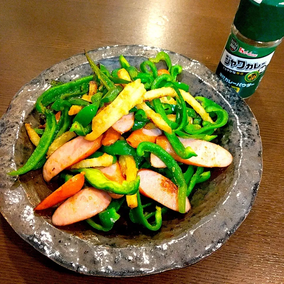 おかちさんの料理 ピーマンとウインナーのカレー炒め🍀*゜|Rieさん