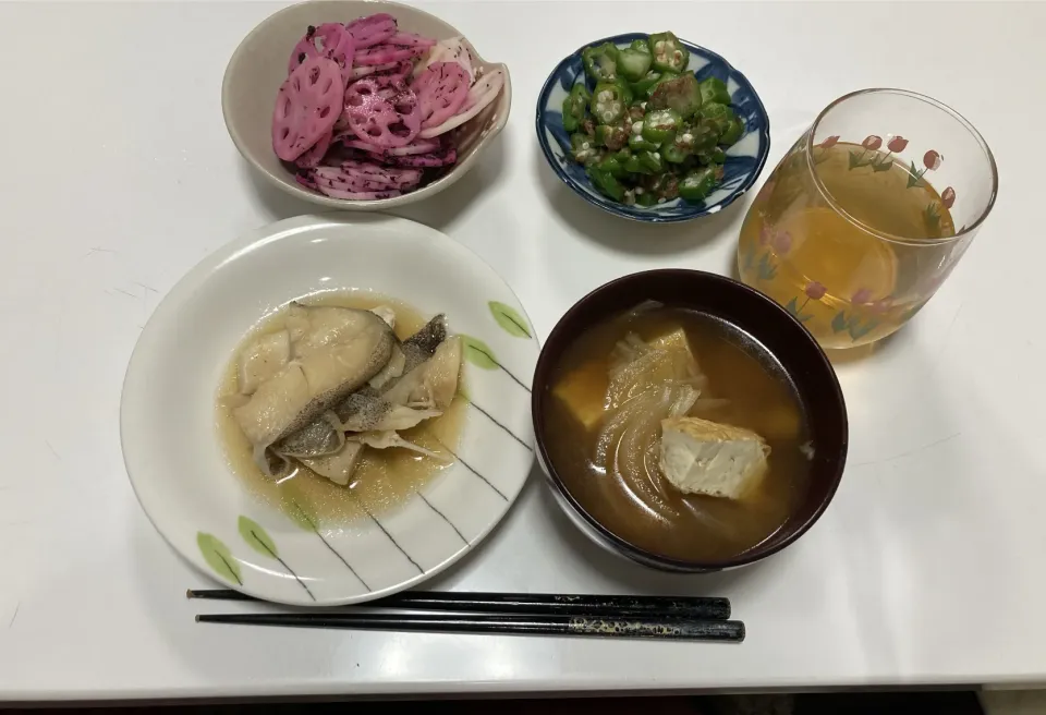 作り置きとあるもんで晩御飯☆アブラカレイの煮付け☆ゆかりれんこん☆オクラのお浸し☆みそ汁（白菜・玉葱・厚揚げ）|Saharaさん