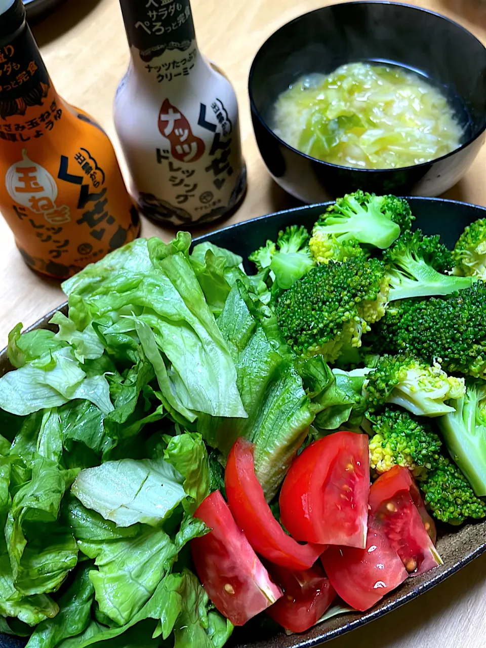 出雲からくんせいドレッシングを頂いたので！グリーンサラダ🥗キャベツの味噌汁|abekoさん