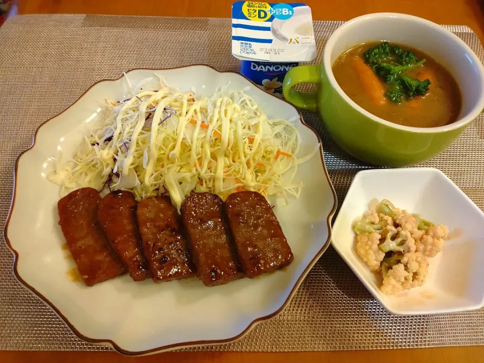 ☆牛やわらか焼肉
☆カリフラワーオーロラ和え
☆カレースープ
☆ヨーグルト|chikakoさん