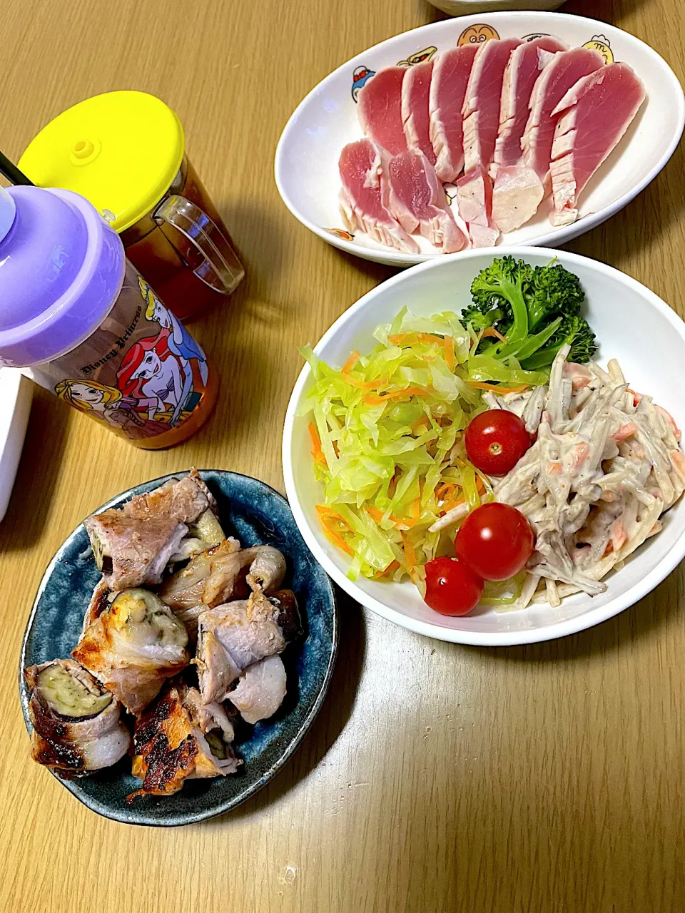 Snapdishの料理写真:備長マグロタタキ、ナス豚ロース巻き、温野菜サラダ|爰音さん