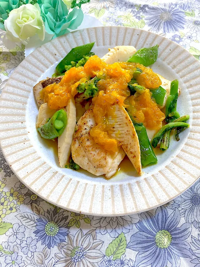 Snapdishの料理・レシピ写真:鯛🐟と春野菜のソテー✨デコポンソースがけ🌼｜デザートだけじゃもったいない！旬の柑橘を食べつくそう♪