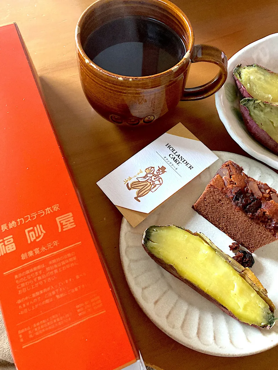 Snapdishの料理写真:べにはるかオーブン焼き芋🍠とお土産のオランダケーキ🧡ルイボスティーと|さくたえさん