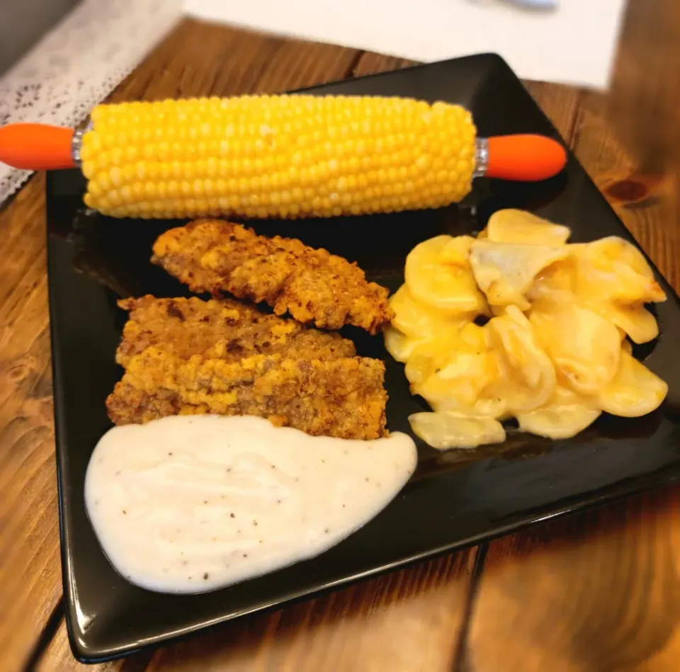 Steak fingers, scalloped potatoes and corn on the cob|Travis Stoneさん