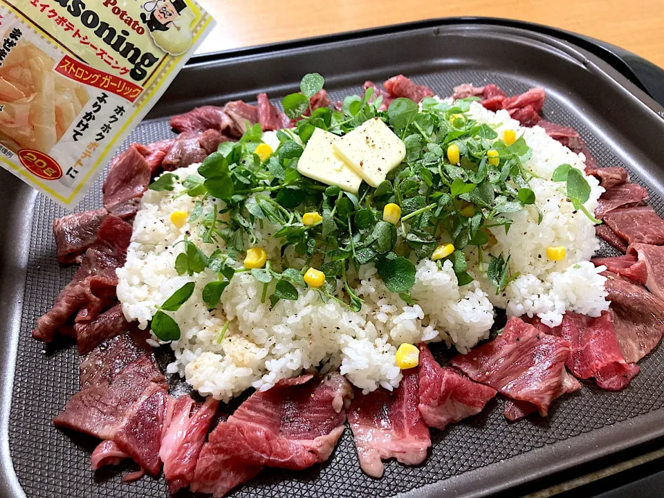 Snapdishの料理写真:＊春休みホットプレート祭り🌸＊ストロングガーリック🧄ビーフペッパーバターライス＊|＊抹茶＊さん