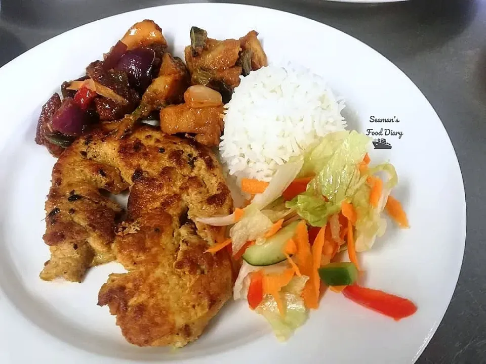 Steamed Rice with Grilled Chicken Breast, Salad, spicy beans and potato|Dileeshaさん