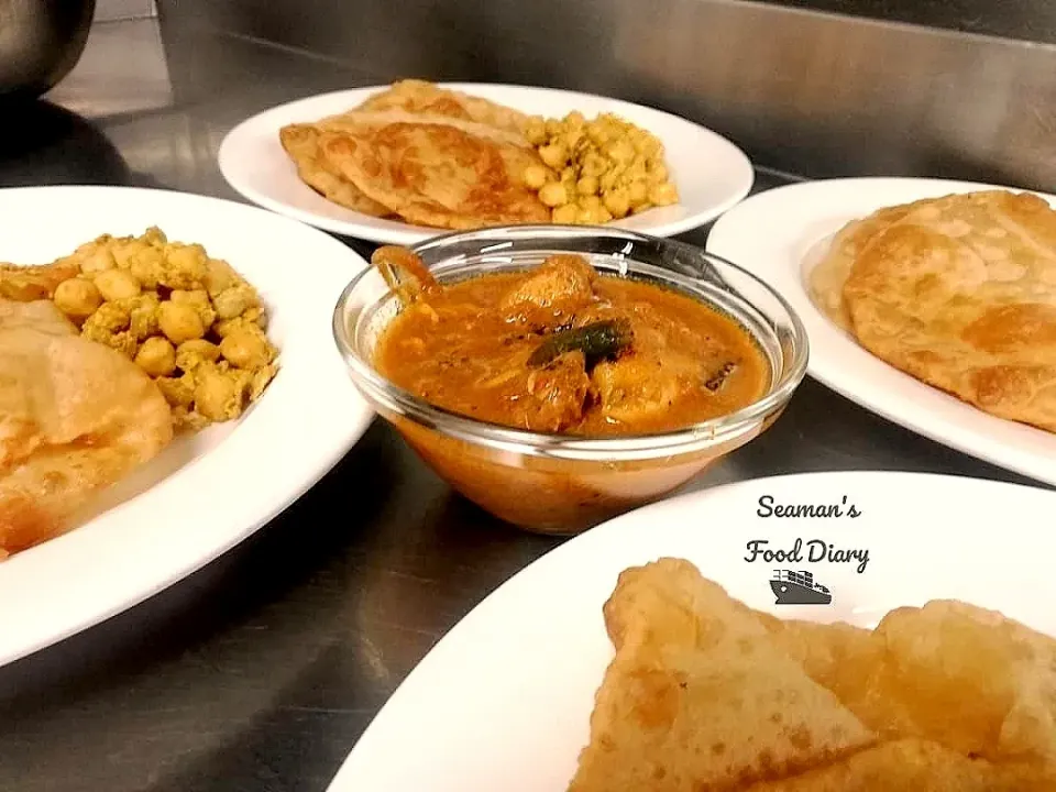 Puri with Chana masala and Chicken curry|Dileeshaさん