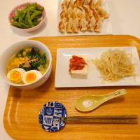 今日の夕食　日清🍜愛知飛鶏ラーメン、キムチのせ冷奴、餃子、枝豆