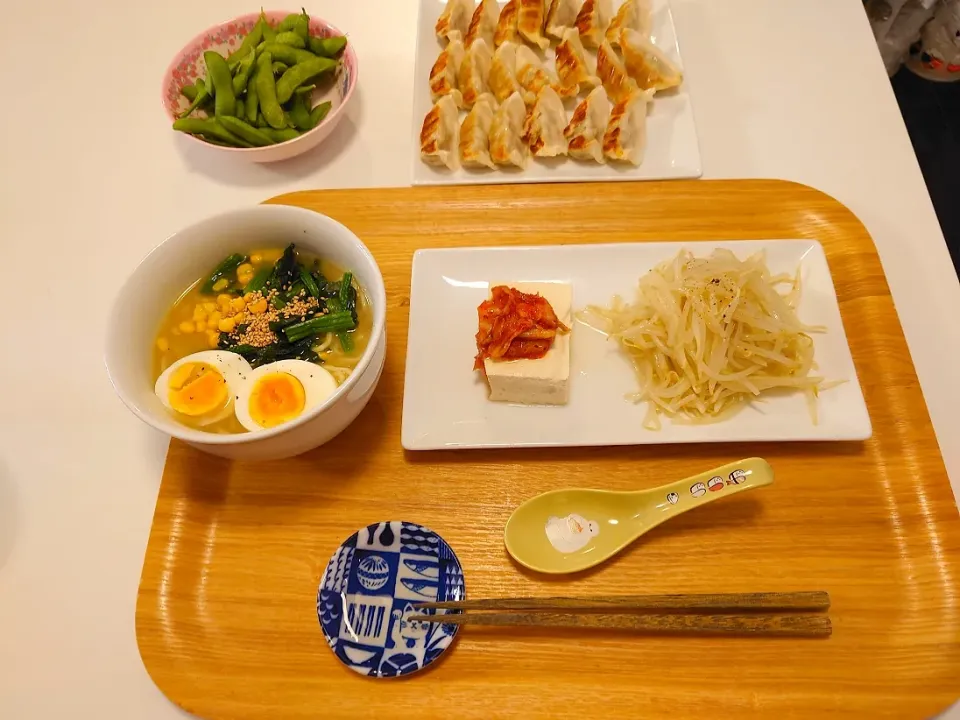 今日の夕食　日清🍜愛知飛鶏ラーメン、キムチのせ冷奴、餃子、枝豆|pinknari🐰🌈さん