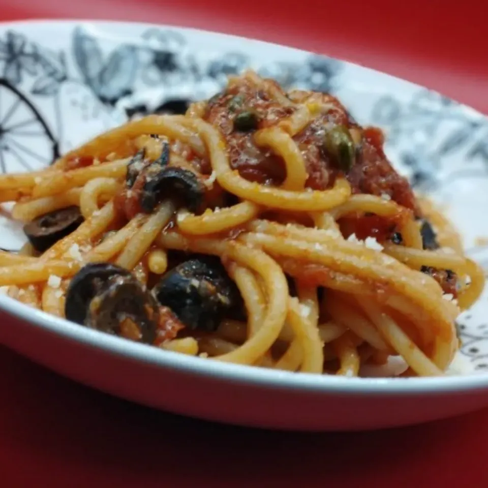 Snapdishの料理写真:極太パスタ　ヴェルミチェッローニ(2.4ｍｍ)のプッタネスカ|Sasaky Cookingさん