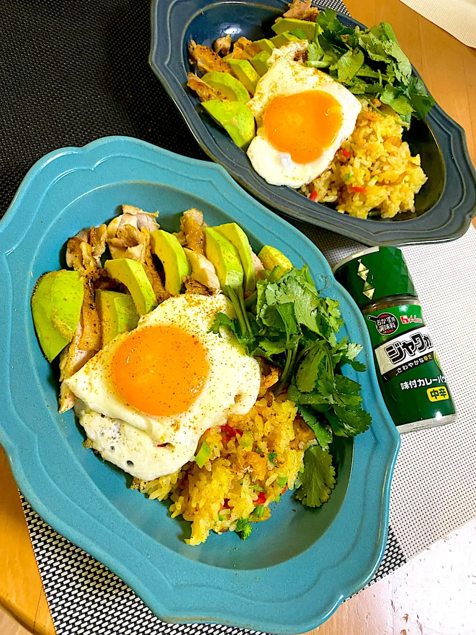 カレー風味香る♬干し海老の炊き込みご飯とアボカドチキン プレート|ぽっちさん