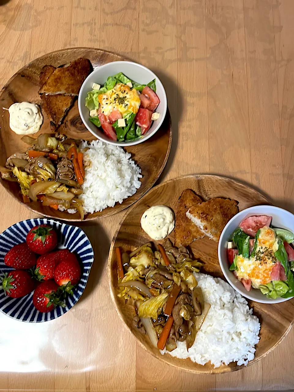 肉野菜あんかけ丼　サラダ　白身タルタル　いちご|そのみさん