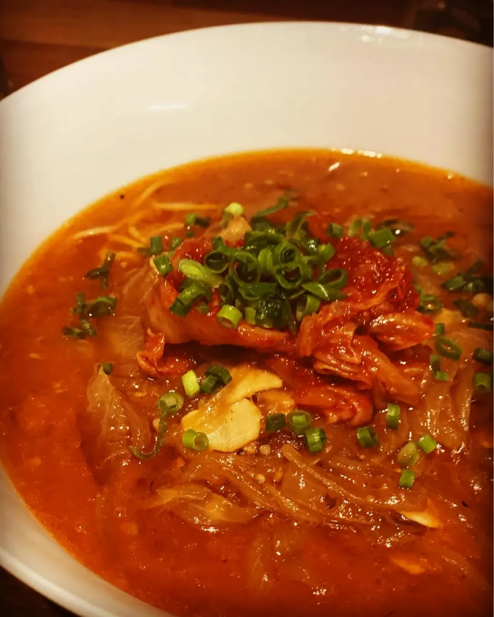 Dinner ! Dinner ! 
Homemade Stock 
Kimchi and chive topped onion and miso soy stock ramen with Noodles 
🍜 #soup #ramen #noodles #chefemanuel #ilovecooking #fre|Emanuel Hayashiさん