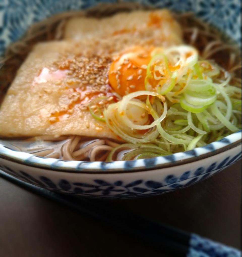 月見きつね蕎麦　ラー油かけ🌶