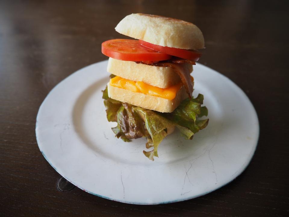 小さいキューブのBLTサンド