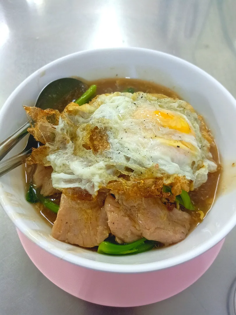 Snapdishの料理写真:Crispy Egg Noodles w/ Pork & Chinese Kale in Thick Gravy Topped w/ Fried Egg 🍜🍳
(ราดหน้าหมี่กรอบ + ไข่ดาว)|An'leeさん