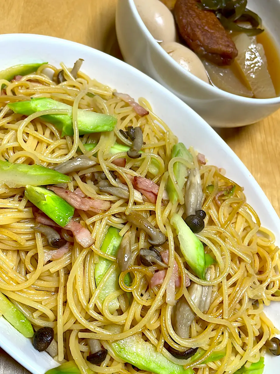 バター醤油パスタ🍝ある物ぶっ込みました😅ブロッコリーの芯とベーコンしめじ入り|abekoさん