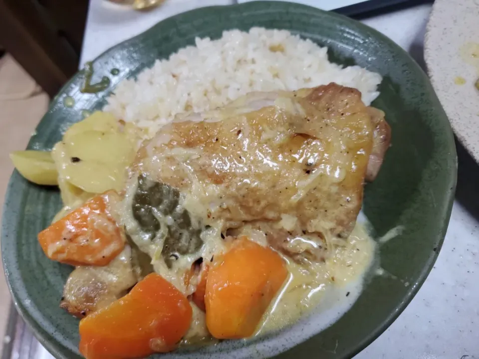 Snapdishの料理写真:鶏肉の煮込み
バターライス🍻|こぅさん