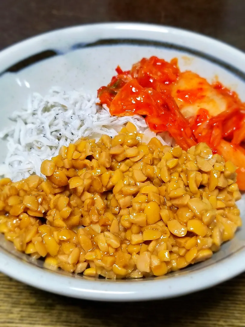 パパ作👨しらすキムチ納豆丼|ぱんだのままんさん