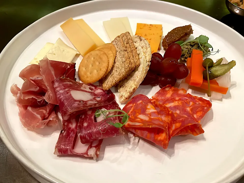 Charcuterie & Artisan Cheese Platter|270w178bさん